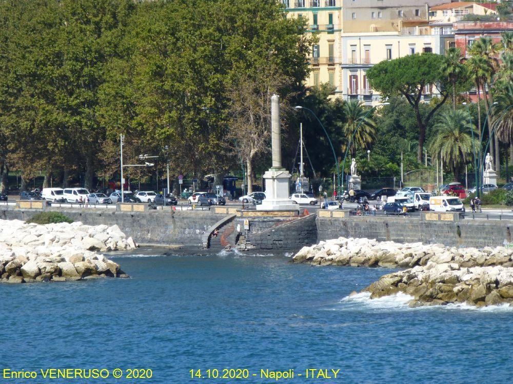 Napoli - La colonna spezzata - Naples the broken column.jpg